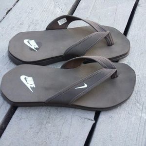 Nike flip flops brown women's size 9